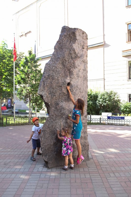 Памятник дырке санкт петербург