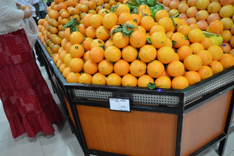 Мандарин шилово. Магазин мандарин. Выкладка мандаринов. Ящик с мандаринами. Супермаркет мандарин.