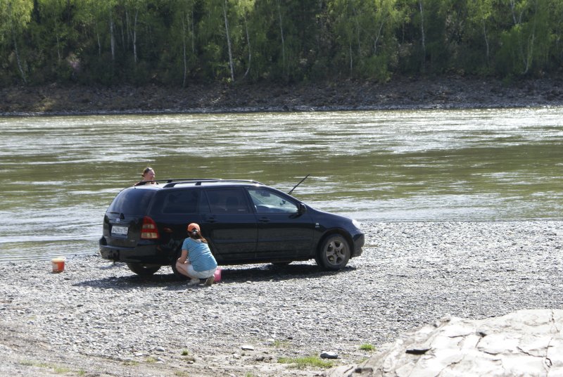Машина у реки