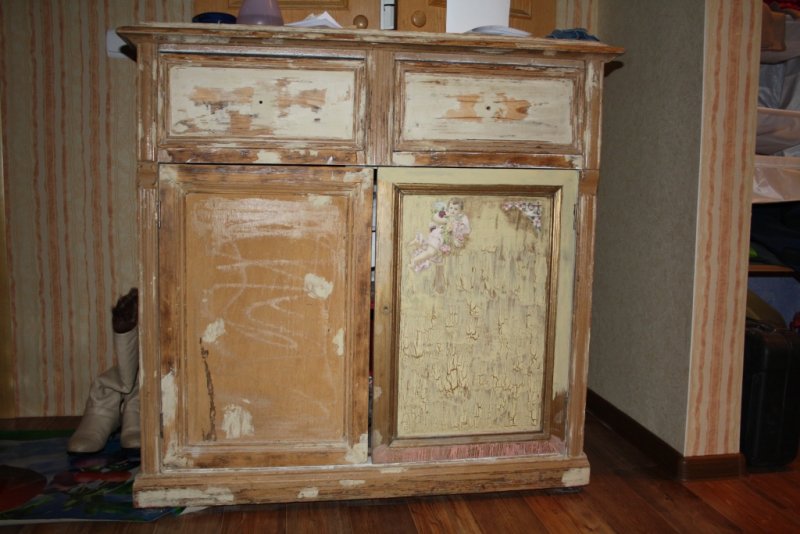 Старинная реставрация. Старая мебель. Старая тумбочка. Старый деревянный комод. Реставрировать старую мебель.