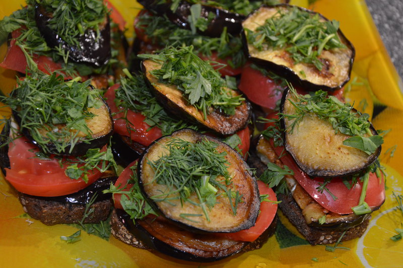 Салат баклажаны с помидорами и чесноком рецепт