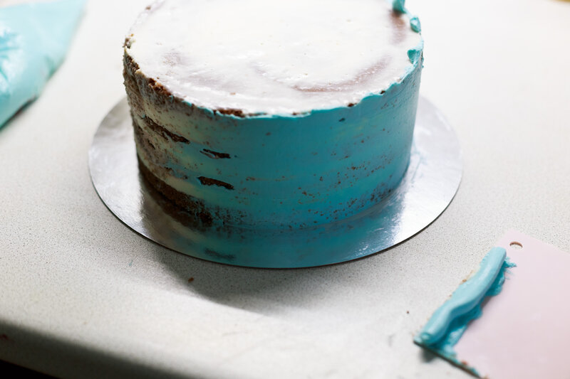 Идеальное выравнивание торта. Торт без выравнивания. Крем для выравнивания торта. Торт выровненный 2 цветами. Выравнивание торта волнами.