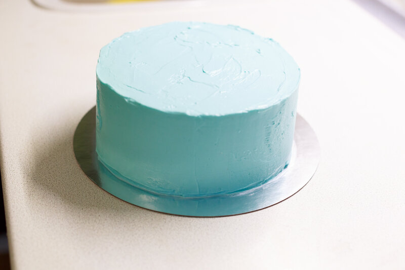 Выравнивание и украшение торта кремом чиз. Крем для выравнивания торта. Выровненный торт. Ровный торт. Торт выровненный 2 цветами.