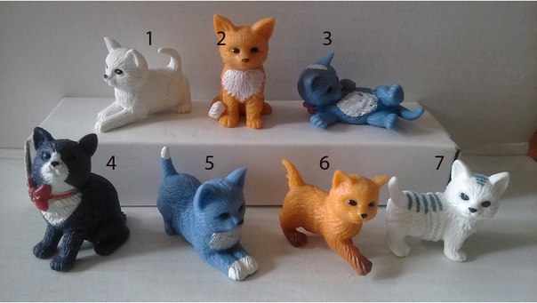 Киндеры с котами. Игрушки кошечки из киндера. Киндеры котята. Котик из Киндер сюрприза. Коллекция игрушечных котят.