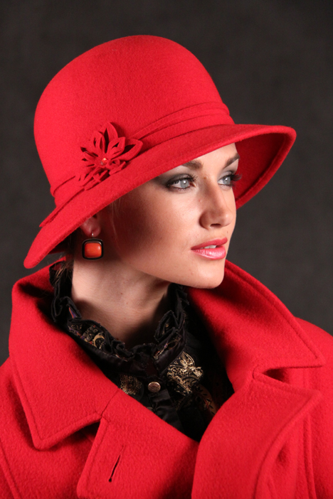 Головные уборы для женщин 60. Шляпа женская. Зимние шляпы для женщин. Шляпка женская красная. Взрослая женщина в шляпе.