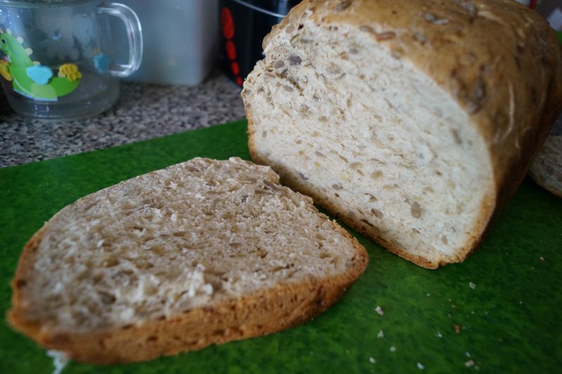 Пшеничный хлеб в духовке рецепты простые. Хлеб ржано-пшеничный в духовке. Ржано-пшеничный хлеб в духовке на дрожжах. Ржано-пшеничный хлеб с семечками. Цельнозерновой хлеб в мультиварке.