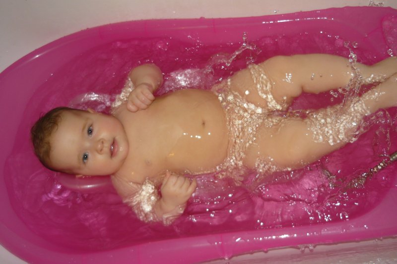 Дочка купается в ванной