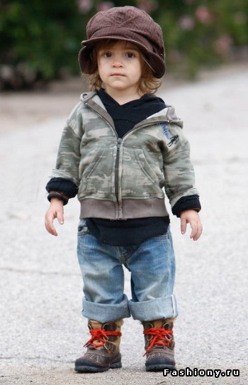 Ребенок одевается. Стильные образы для мальчиков. Одевание ребенка. Ребенок плохо одевается. Ребенок надевает одежду.