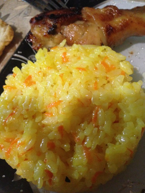Гарнир к курице в духовке кроме картошки. Гарнир к жареной курице. Жареные окорочка с гарниром. Гарнир к курице жареной в духовке. Тушеная курица с гарниром.