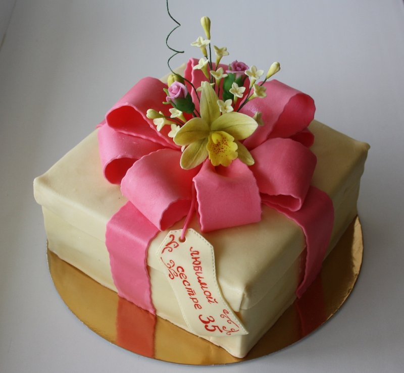 Подарок на день рождения 35 лет женщине. Торт на юбилей. Торт на день рождения женщине. Торт подарок. Торт с бантом.