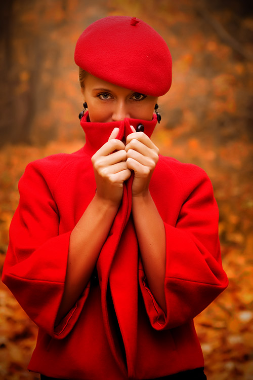 С красным шарфом род. Женщина в Красном. Девушка в Красном платке. Фотосессия в красной шляпе. Женщина в Красном пальто.