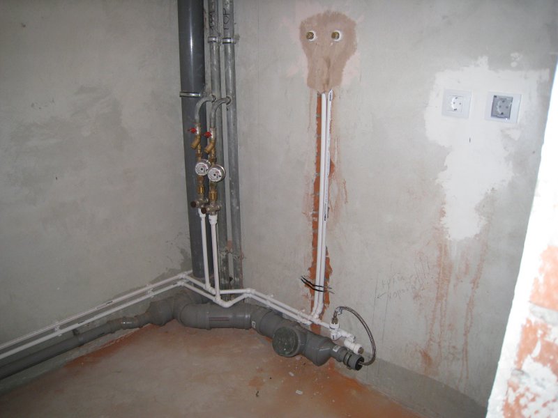 Перенести стояк. Канализационная труба 50 см от стены. Перенос канализации в туалете. Перенос унитаза в квартире. Перенос канализации на другую стену.