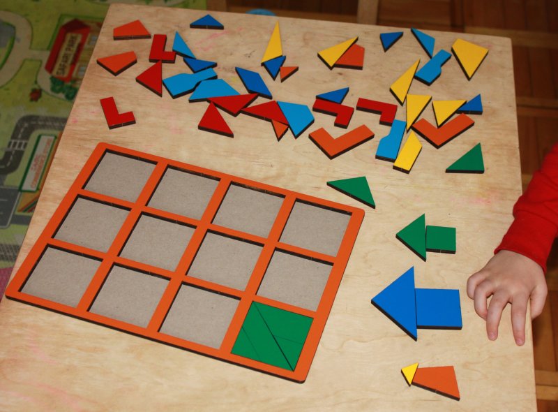 Игра собери квадрат. Кубики Никитина сложи квадрат задания. Игры Никитиных сложи квадрат. Развивающая игрушка квадрат. Игра квадраты Никитина.