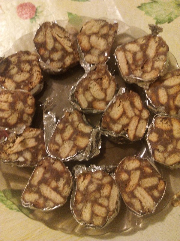 Сладкая колбаска из кукурузных палочек и ирисок