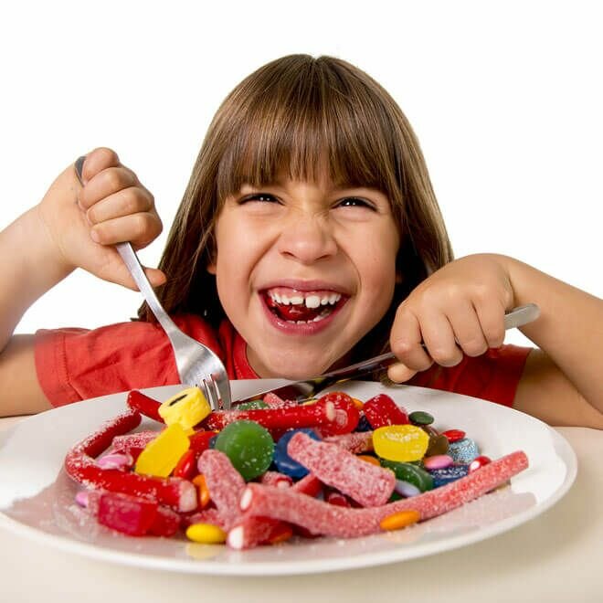 Почему маленькие дети любят. Сладости для детей. Конфеты детям. Кушать много сладостей. Вкусняшки для детей.